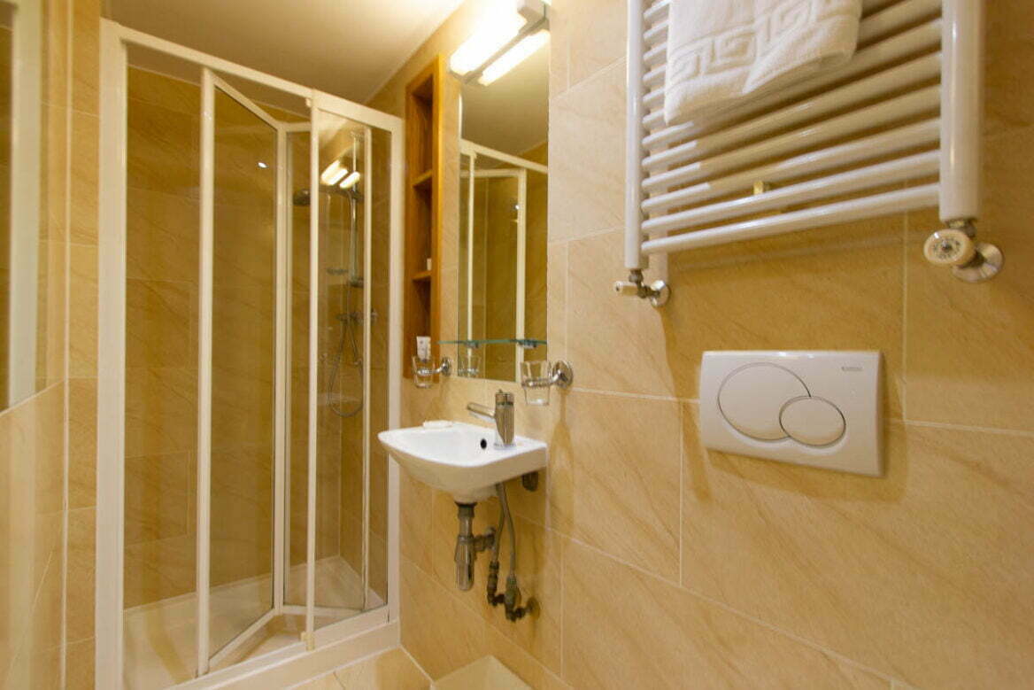 Large serviced studio apartment Bloomsbury Central London